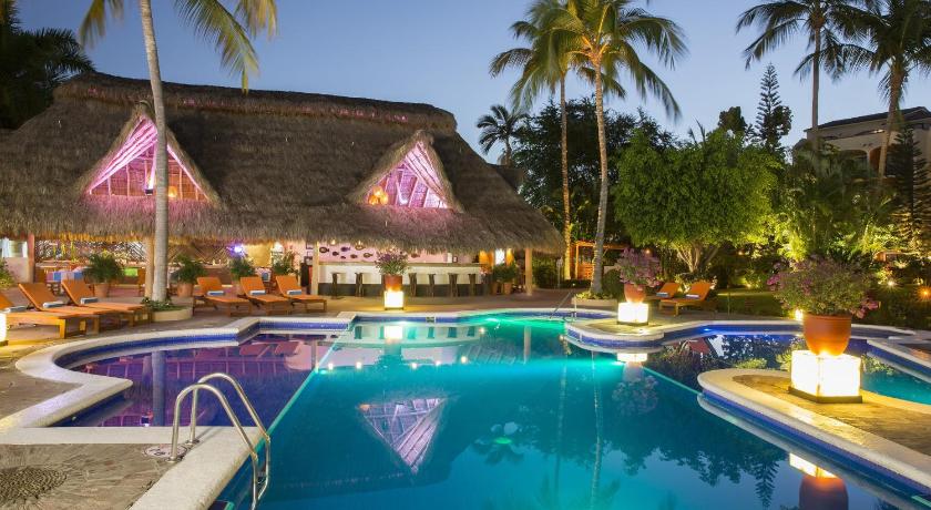 Piscina y bar del hotel Flamingo Vallarta Resort & Marina en puerto vallarta