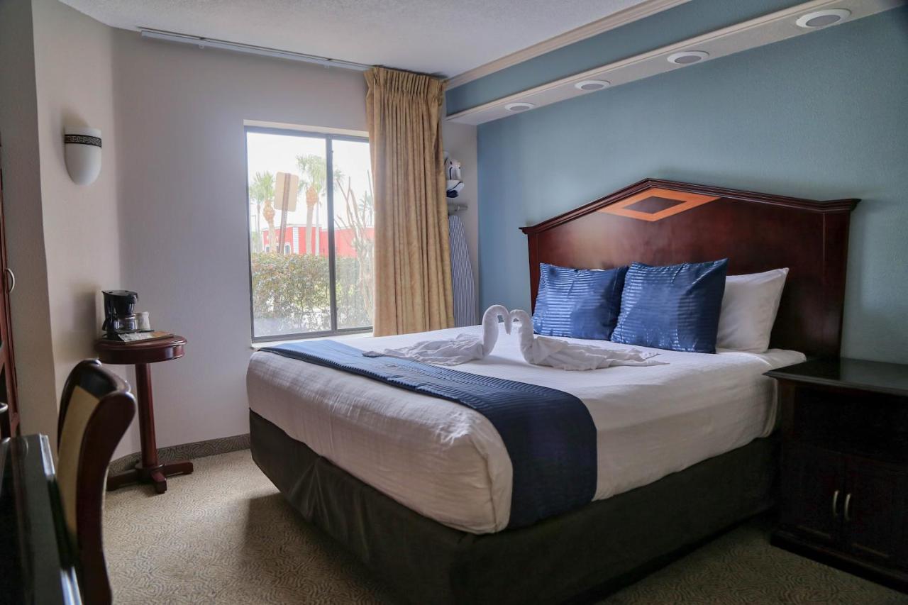 habitacion con cama doble y ventana en el hotel Destiny Palms Hotel Maingate West 