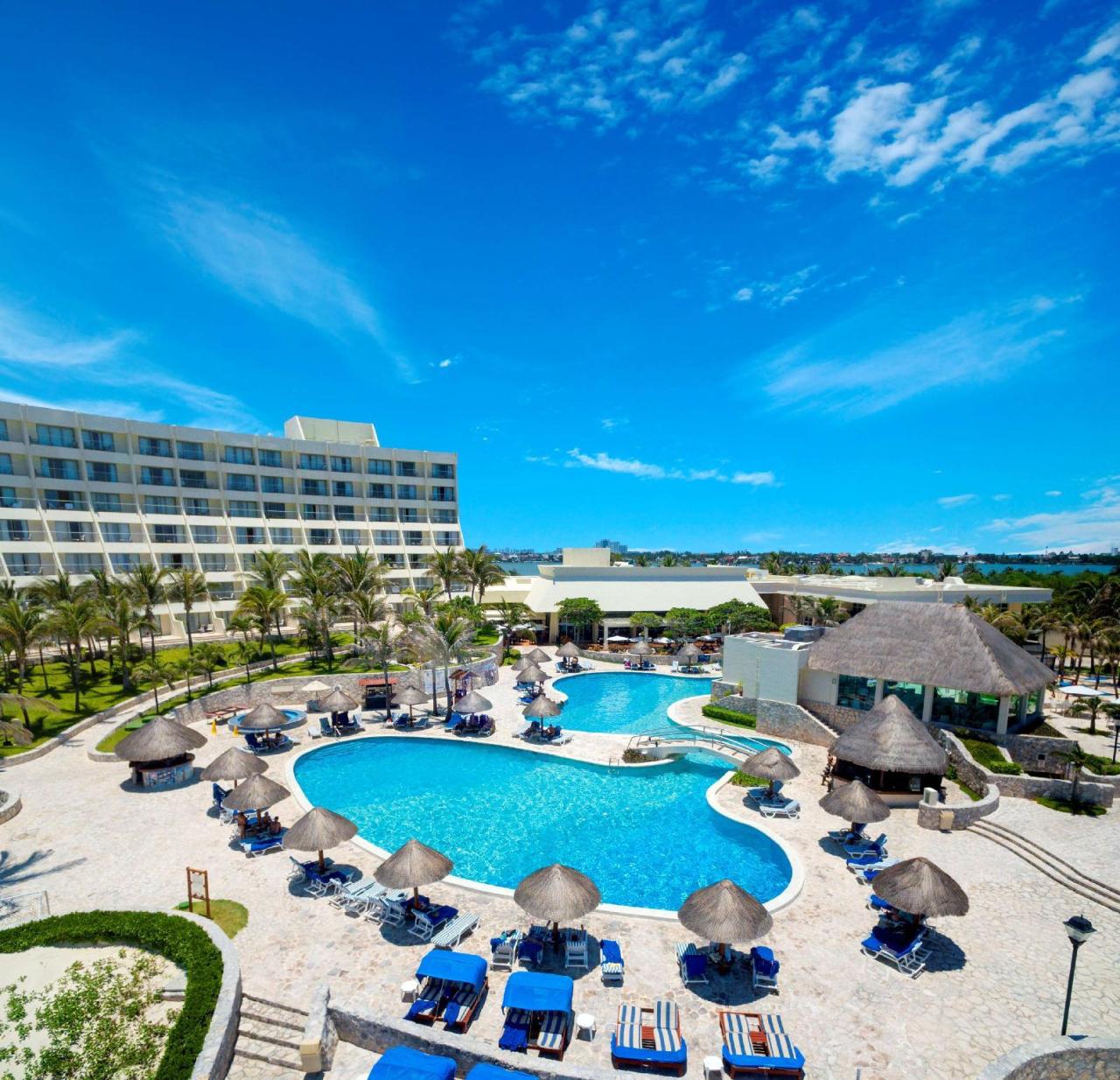 Piscinas en el hotel Grand Park Royal Luxury Resort Cancún