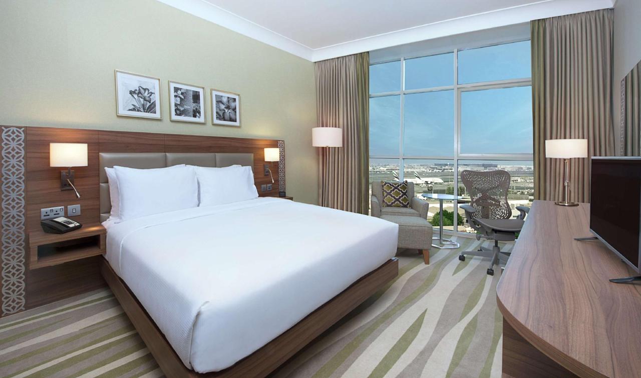 Habitación con cama doble en el hotel Hilton Garden Inn Dubai Al Muraqabat en Dubai