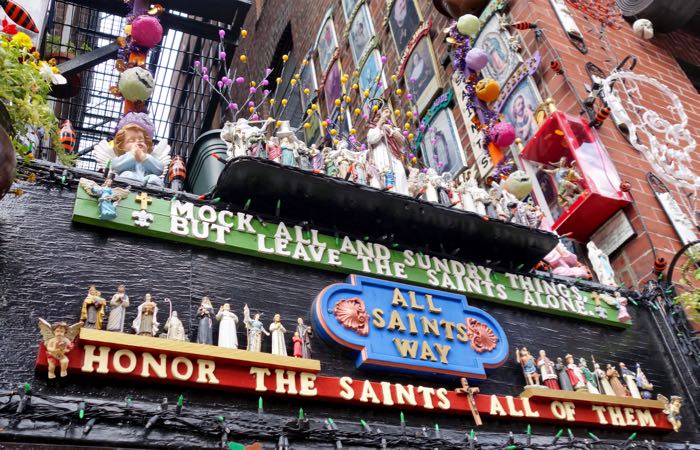 All Saints Way de Battery Street es una parada rápida y divertida en un viaje turístico por Boston.