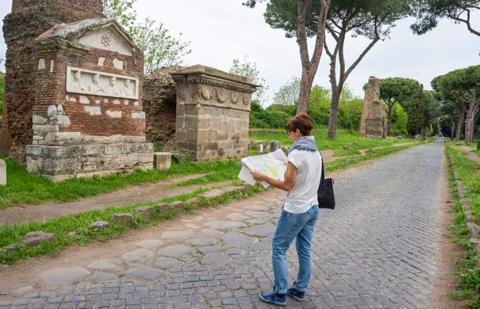 Via Appia Antica, "la Vía Apia", tiene ruinas de edificios y esculturas romanas, herencia de la historia italiana temprana.