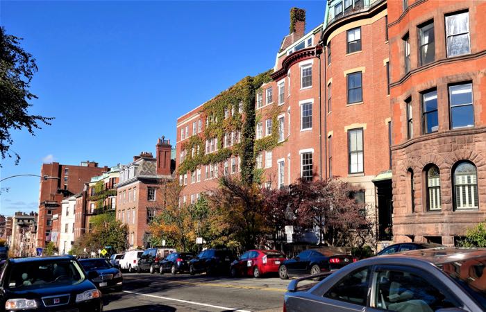 El vecindario Beacon Hill de Boston cuenta con casas adosadas de estilo federal.