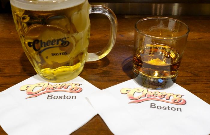 Visite el bar Cheers original en el vecindario Beacon Hill de Boston.