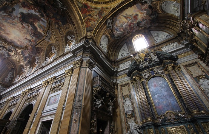 Chiesa del Gesù es la iglesia madre de la Compañía de Jesús, una orden religiosa católica romana también conocida como los jesuitas.