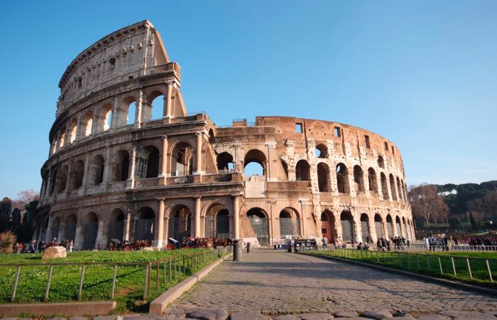 El antiguo Coliseo en Roma, Italia