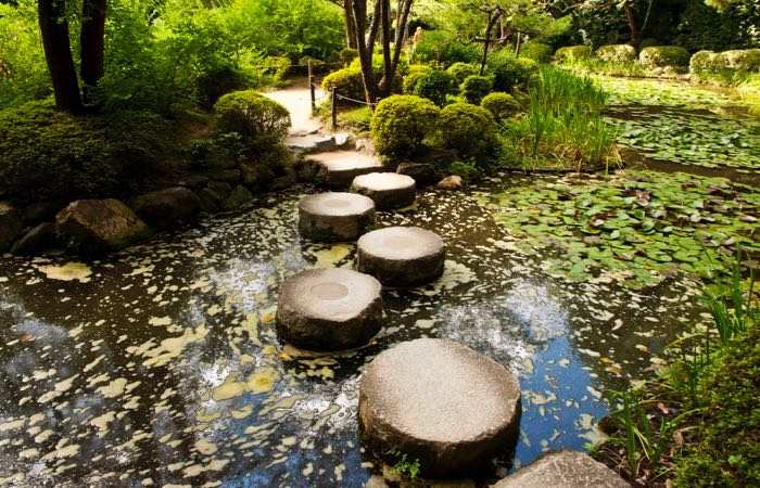 Un camino de piedras zen en el Santuario Heian de Kioto