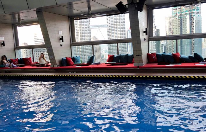 El Traders Hotel de Kuala Lumpur cuenta con una fantástica piscina y un bar en la azotea.