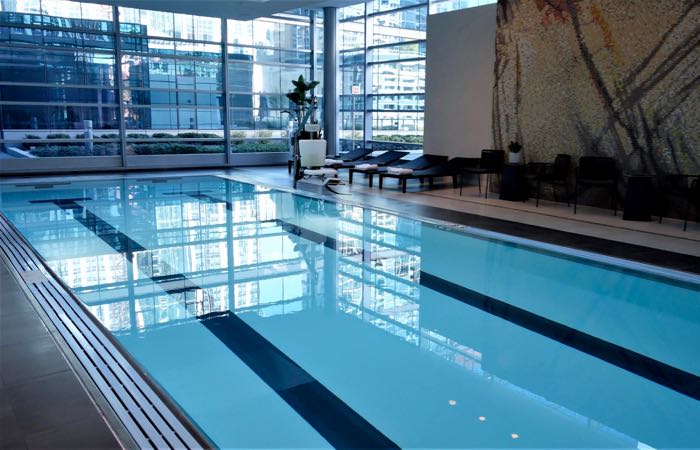 Loews Chicago es un hotel de lujo ideal para familias con piscina cubierta