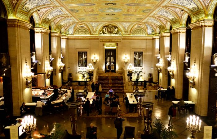 El gran vestíbulo del histórico hotel de lujo Palmer House de Chicago