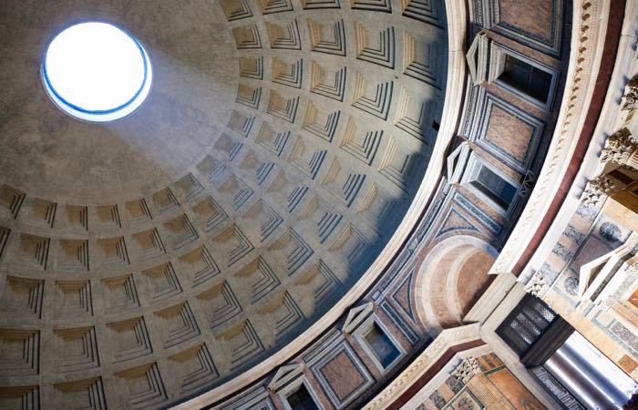 Haz de luz que entra a través del techo de la cúpula gigante en el Panteón de Roma, Italia. El Panteón fue construido en el siglo I d.C.