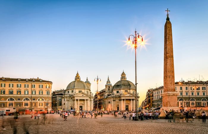 Santa Maria dei Miracoli y Santa Maria en las iglesias de Montesanto en la Piazza del Popolo de Roma