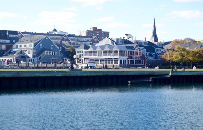 Salem Massachusetts se encuentra al otro lado del puerto de Boston.