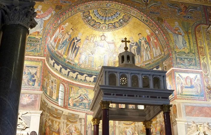 La hermosa Santa Maria in Trastevere en Roma, Italia