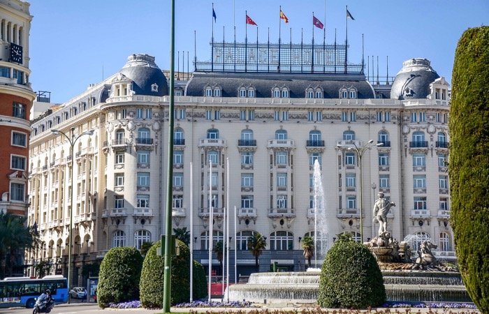 Hotel de cinco estrellas Westin Palace cerca del Prado en Madrid.