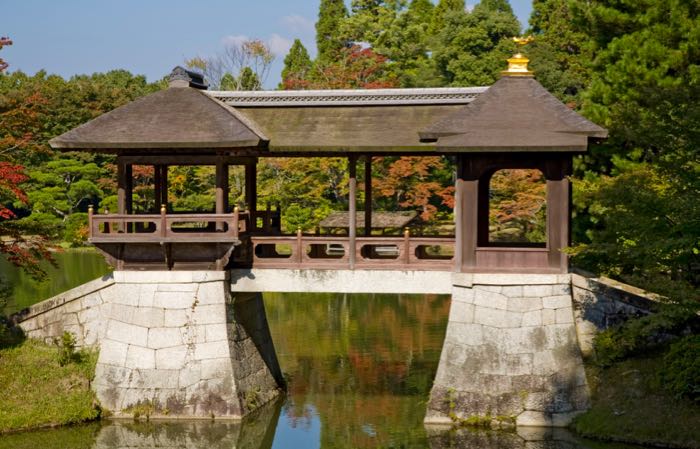 Puente del jardín japonés en la Villa Imperial Shugakuin de Kioto