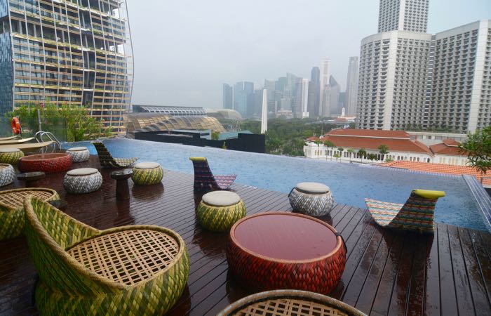 Piscina infinita en la azotea del Naumi Hotel en Singapur.