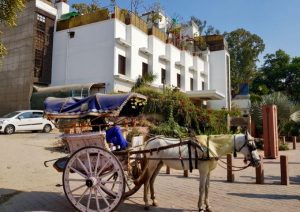 Los carros de caballos son una forma única de llegar al cercano Taj Mahal.