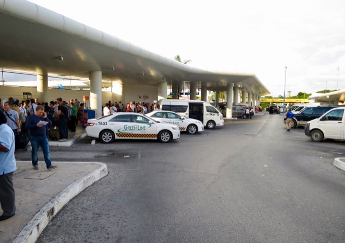 Taxis, transporte y área de recogida de transfer en el aeropuerto de Cancún.