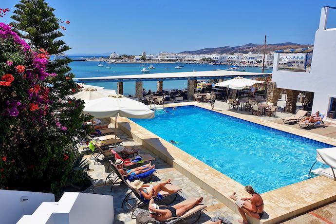 Hotel de playa en Antiparos con piscina para niños.