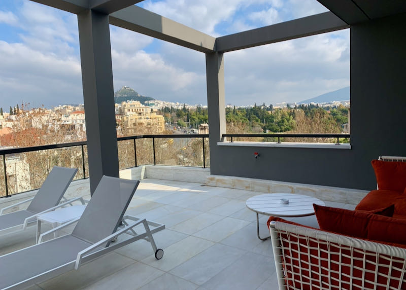 Vista de la colina Lycabettus desde la terraza de un hotel en Atenas.