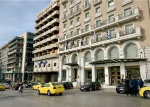 Vista de la calle exterior del Hotel King George en Atenas, con taxis estacionados en frente