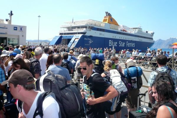 Pasajeros que salen del ferry de Atenas a Santorini en el puerto de Santorini.