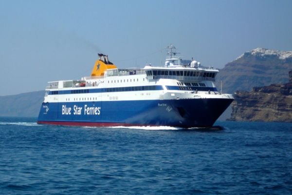 Ferry Blue Star desde Atenas llegando a Santorini.