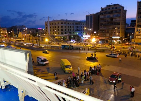Vista del puerto de ferry del Pireo, la estación de metro y el autobús del aeropuerto.