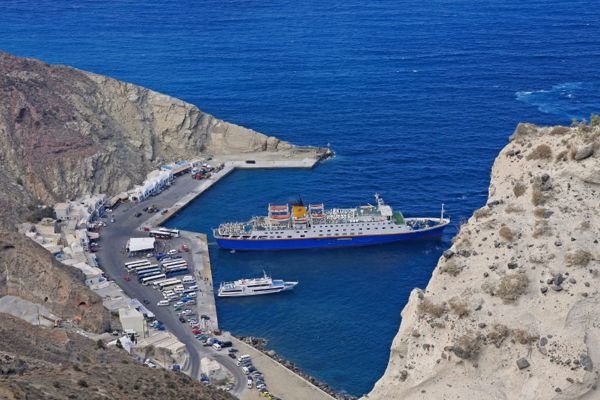Puerto de ferry de Athinios en Santorini.