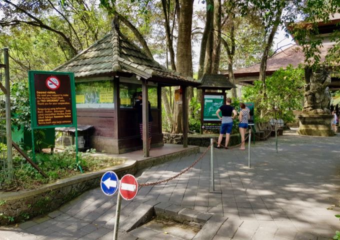 La entrada al santuario del Bosque de los Monos se encuentra a poca distancia del hotel.