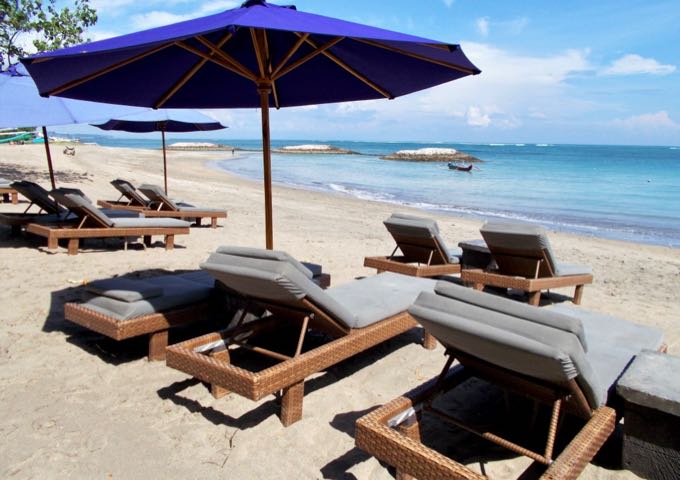La mejor playa está frente al complejo Bali Dynasty, a 300 metros.