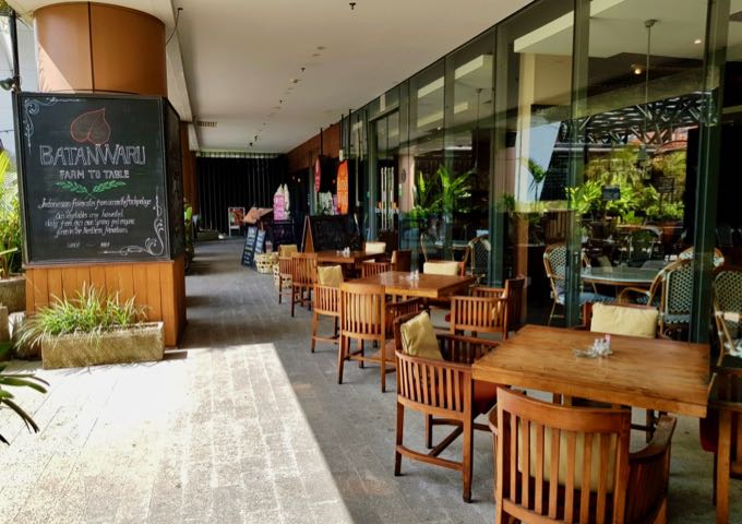 Kafe Batan Waru se encuentra en Lippo Mall, cerca del hotel.
