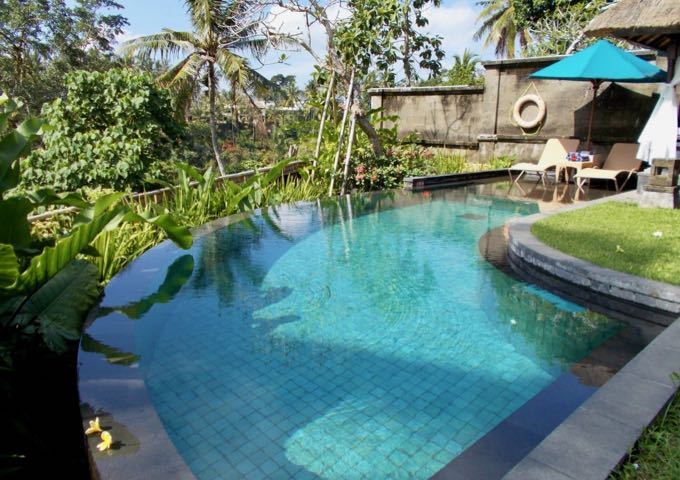 Algunas de las villas con piscina tienen grandes piscinas infinitas.
