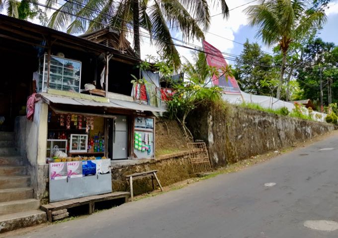 El complejo está ubicado al noreste de Ubud, en una región tranquila, con solo una pequeña tienda en su carril de acceso.
