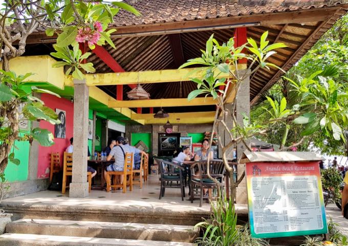 El restaurante Ananda Beach se encuentra al final de la calle lateral, a poca distancia a pie.