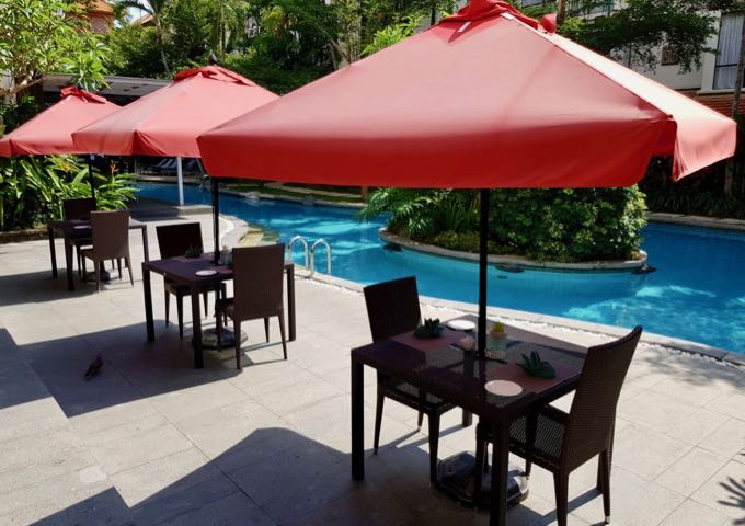 El Café Komodo también ofrece asientos junto a la piscina.