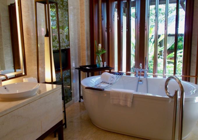 Los espaciosos baños de mármol de las suites son impresionantes.