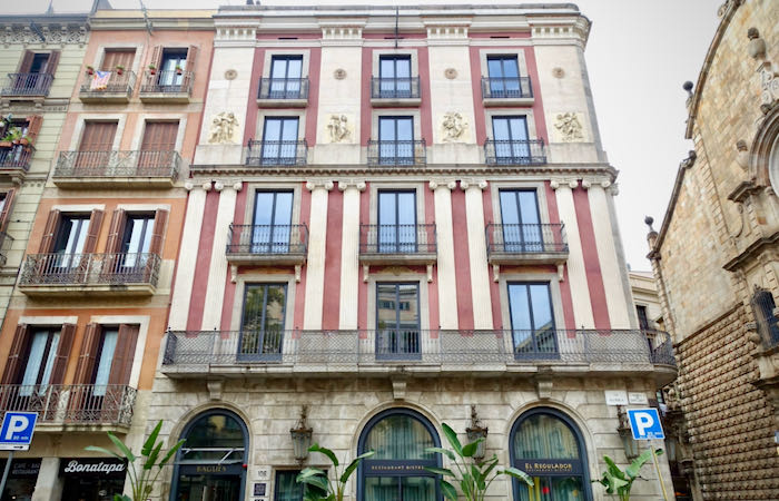 Exterior de un edificio de apartamentos de cuatro pisos en Barcelona
