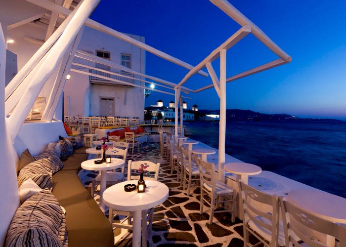 La mejor isla griega para discotecas y vida nocturna es Mykonos.