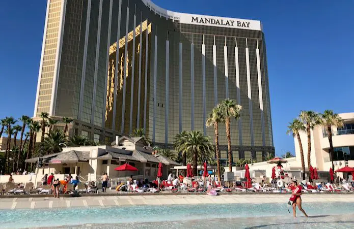 La mejor piscina de olas de hotel y río lento en Las Vegas.