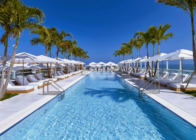 Hotel de Miami con gran piscina.