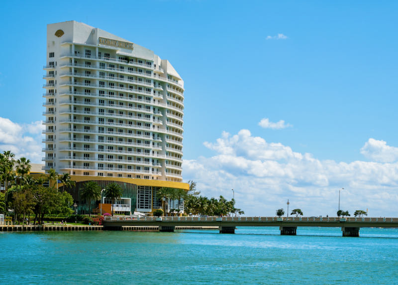 Hotel de lujo en el paseo marítimo de Miami.