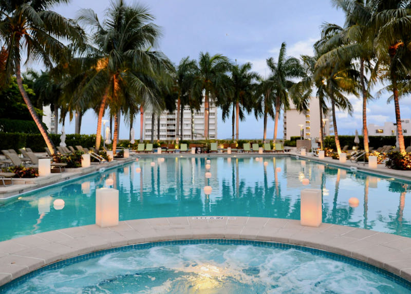 Hotel de lujo con piscina exterior en Miami.