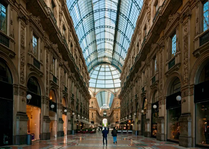 Los turistas contemplan la imponente cúpula de cristal del centro comercial Galleria Vittorio Emanuele
