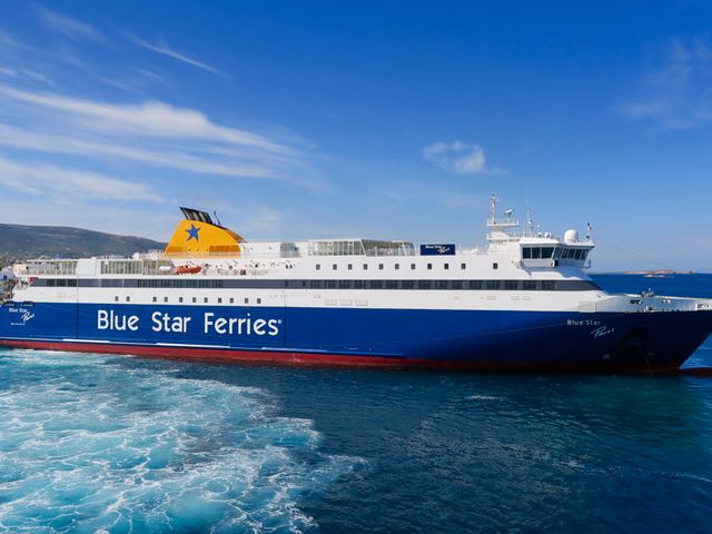 Ferry de coches Blue Star entre Mykonos y Santorini.
