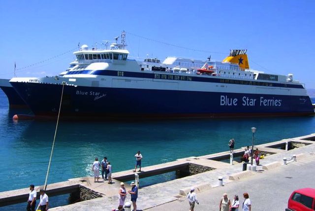 Ferry Blue Star que va de Atenas a Mykonos y viceversa.