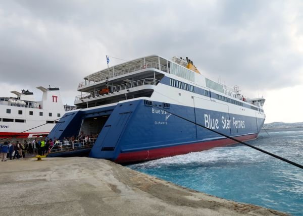 El ferry Blue Star en Mykonos con destino a Atenas. 