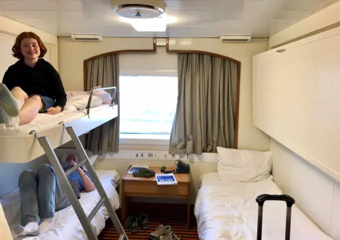 Habitación con cuatro literas en el ferry Blue Star Naxos.