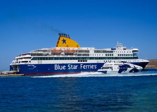 Blue Star o SeaJets a Santorini. 